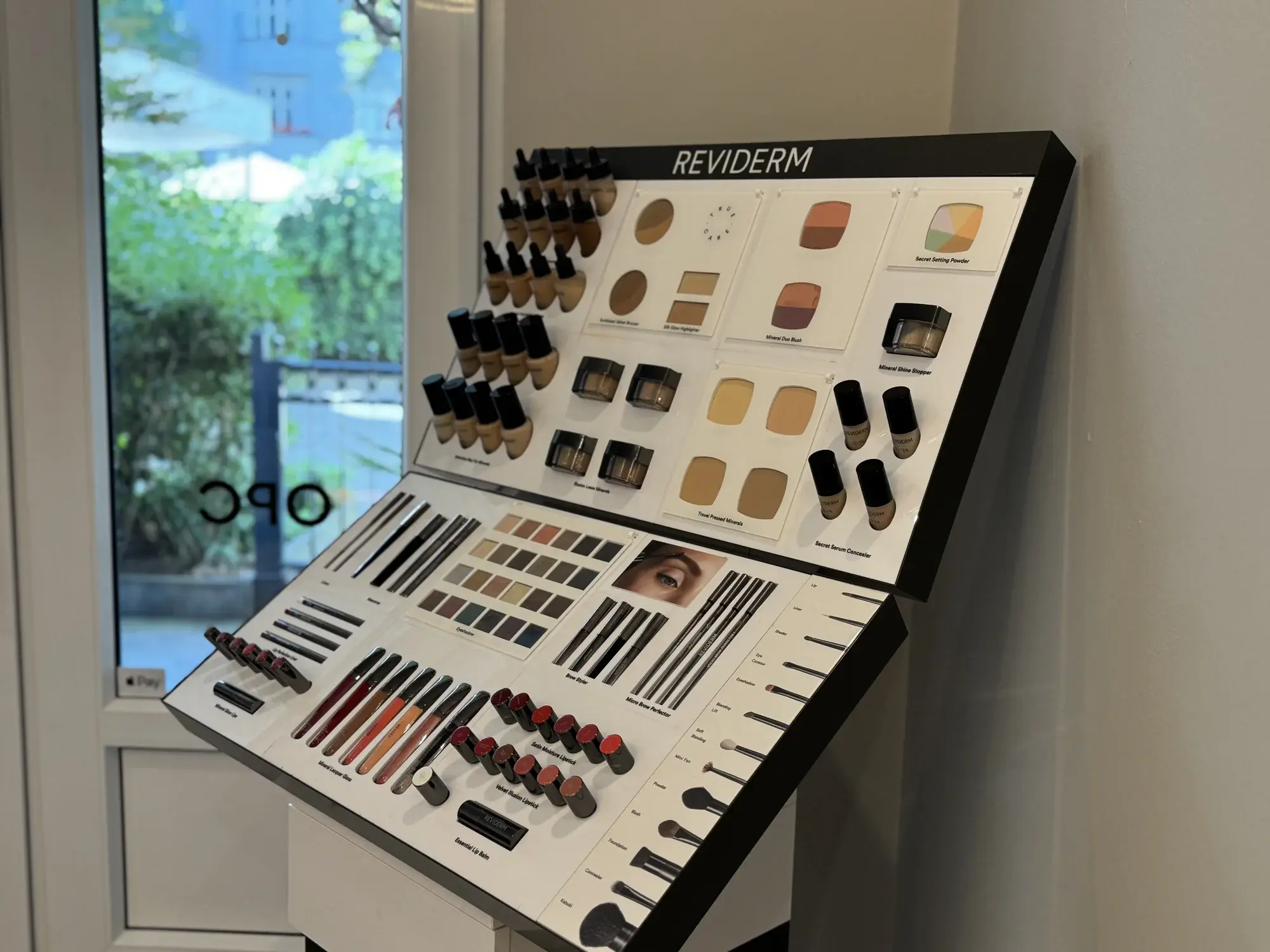 Make-up-Sortiment von REVIDERM im House of Shido