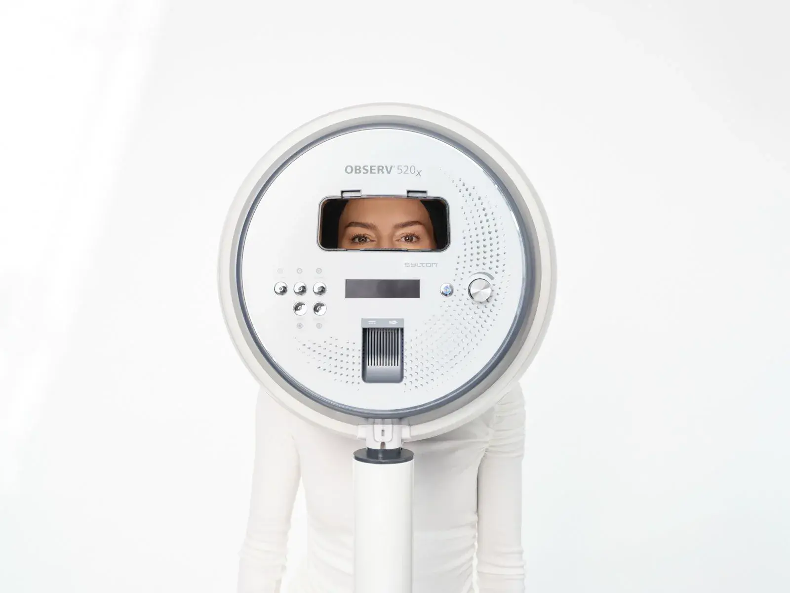 Anwendung des OBSERV 520x Hautanalysegeräts am Gesicht